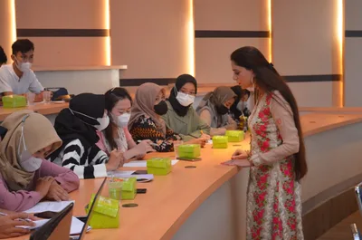Dr. Amena Sibghatullah engaging students at LSi Business School Cambodia international session